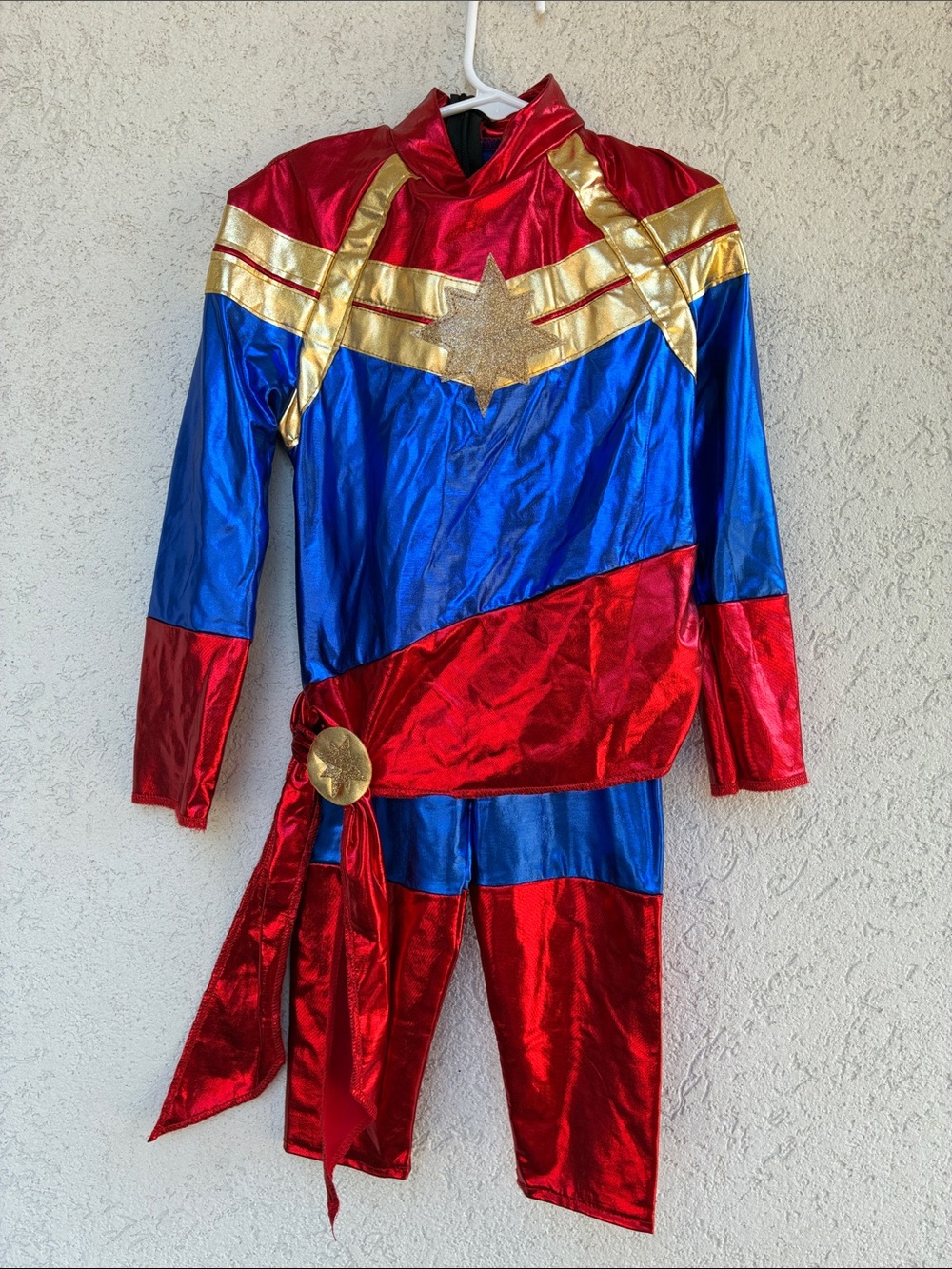 Captain Marvel girl’s costume by Rubies   Girl’s size small